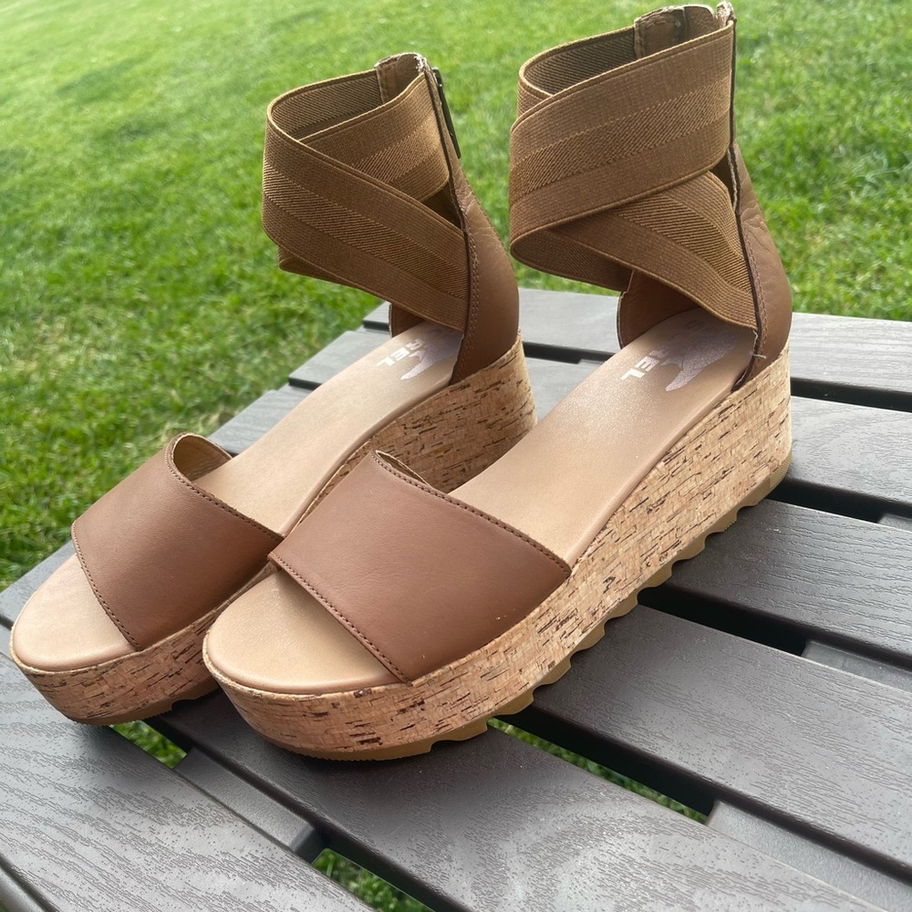 Sorel Womens Platform in camel color size 8